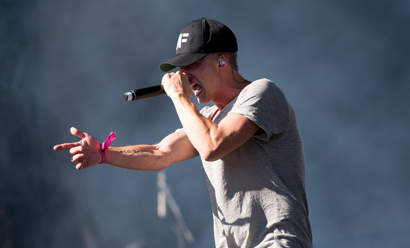 Nf+on+stage%2C+https%3A%2F%2Fwww.godreports.com%2F2018%2F01%2Fgod-smacked-rapper-nf-in-the-face-revealed-himself-through-creation%2F