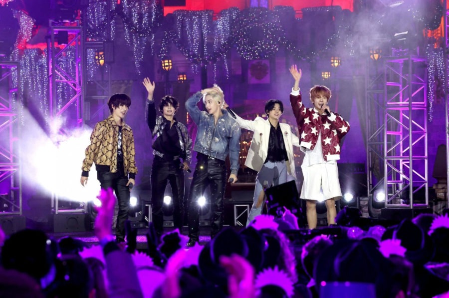TXT at Disneyland for Dick Clarks New Years Rockin Eve. Photo Credit: https://www.pinkvilla.com/entertainment/bts-j-hope-txt-wow-at-dick-clarks-new-years-rockin-eve-5-highlights-from-their-stages-1205286 